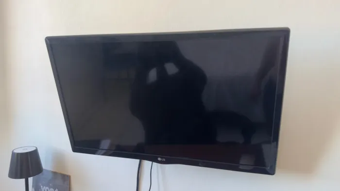 TV monitor LG com suporte articulado