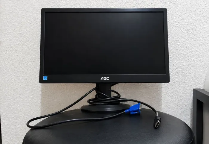 Monitor AOC 16 polegadas funcionando