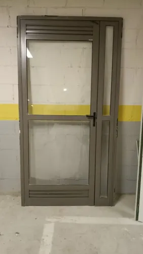 Porta de giro cinza com bandeira 1,12 x 2,15 esquerda