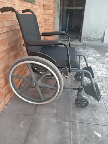 Vendo cadeira de roda seminova