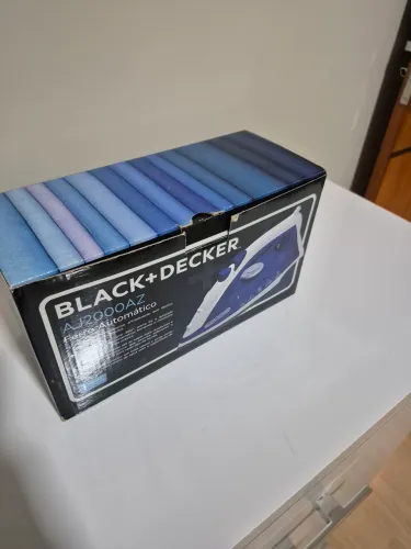 Ferro de passar a vapor Black e Decker.