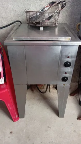 Vendo fritadeira elétrica, próprio para sua cozinha, fritura com rapidez. * 