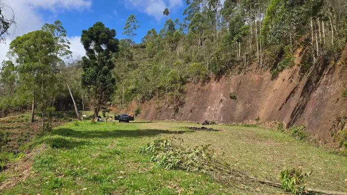 VENDO TERRENO EM PEDRA AZUL 20.000 m a 200 metros da BR 262 KM 80
