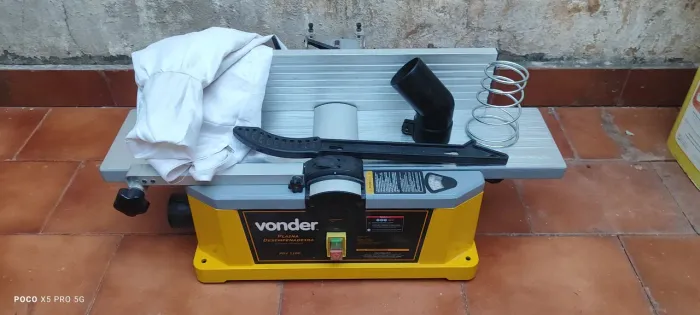 Plaina desempenadeira marca vonder 110 v completa com pouco uso e leva uma faca Extra