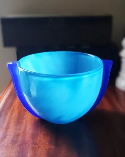 Vaso azul em vidro assinado Jacqueline Terpins