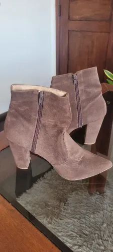 Linda bota de camurça cano curto.