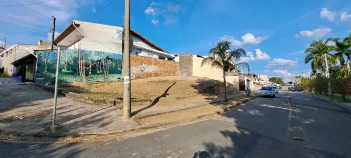 Terreno de esquina à venda/ Jd. Prestes de Barros/ 261 m²/ Só 330 mil