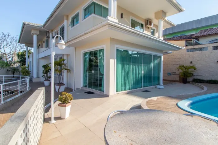 Casa Residencial de 6 dorms no bairro Estreito