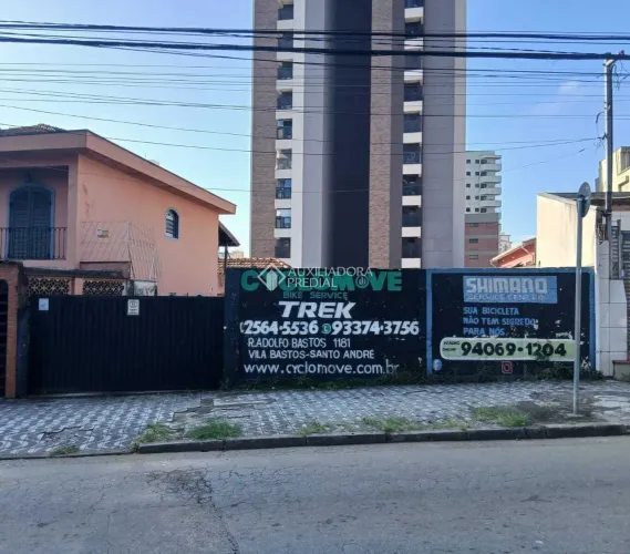 Oportunidade única para investidores e construtores no Coração de Santo André! Excelente t