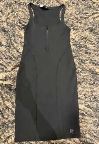 Vestido preto lança perfume