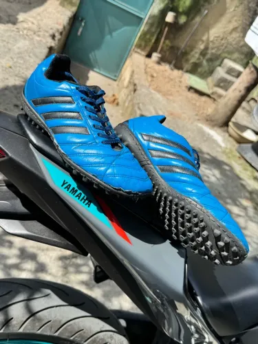 Chuteira adidas