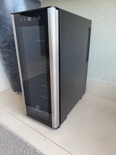 Adega Eletrolux 12 garrafas