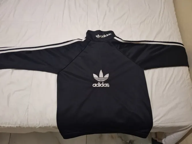 Casaco adidas tamanho 12 anos . Não aceito venda pelo aplicativo negócio no chat