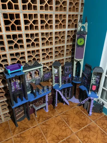 Castelo Monster High DeadLuxe High School Playset
