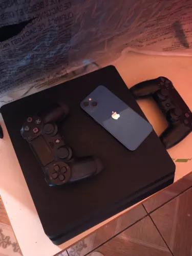 Vendo ps4 zero com 2 controles e 1 jogo