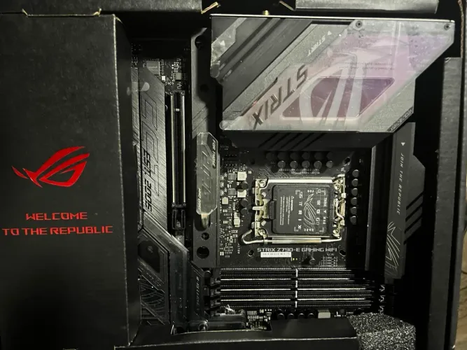 Placa-Mãe ASUS ROG Strix Z790-E Gaming WiFi - Intel LGA 1700 (DDR5)