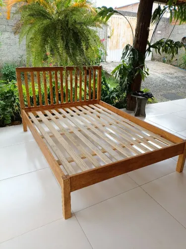Cama de madeira 