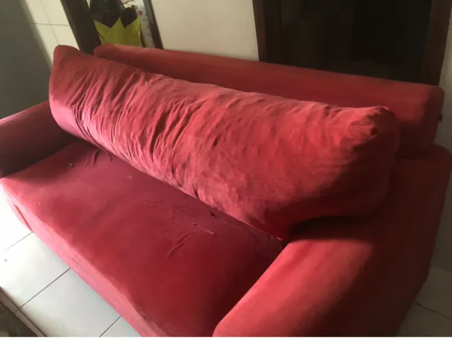Vendo sofá 3 lugares em madeira MACIÇA e espuma de verdade