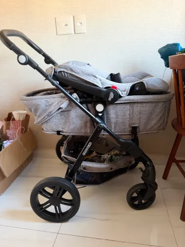Carrinho de bebê Moisés com bebê conforto