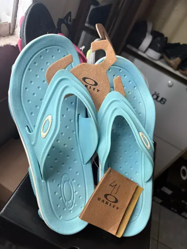 Chinelo Oakley titan 41 