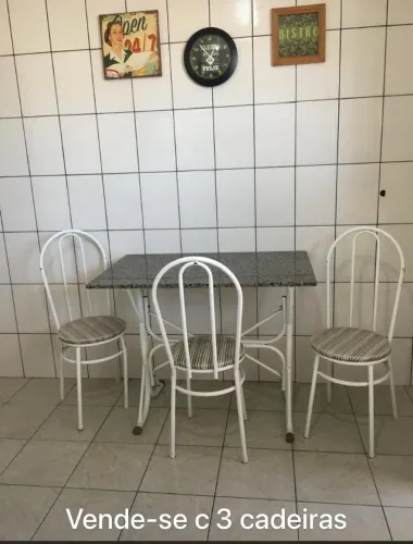 MESA COM TRÊS CADEIRAS