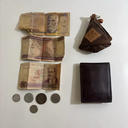 Kit dinheiro e moedas antigas + carreteira e porta moeda de couro