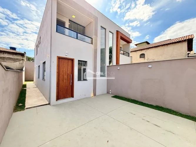 Casa à Venda no bairro Canaã, 3 Quartos, 1 Suíte, Varanda, Quintal e 4 Vagas.