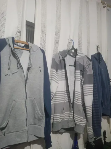 Três blusas de frio vc com pequenas avarias 