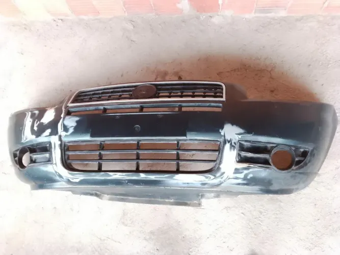 Vende-se este para-choque do Siena completo.