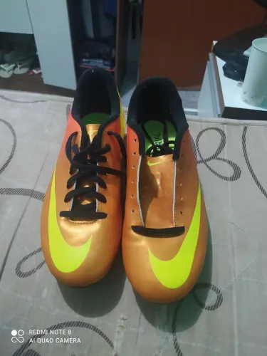 Vendo chuteira mercurial da Nike nova original, preço a negociar 