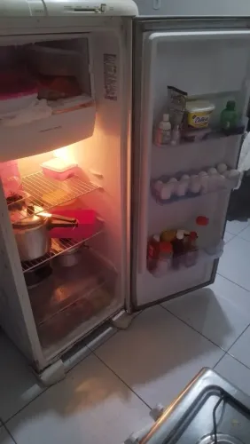Geladeira em bom estado, funcionando perfeitamente bem