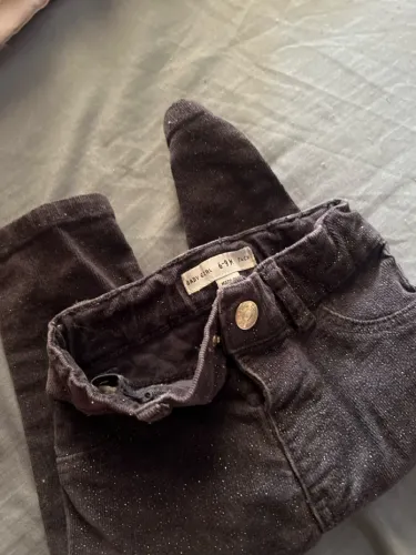Calça e calçados infantis