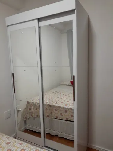Guarda roupa solteiro com espelho