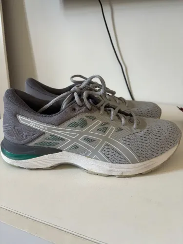 Tênis asics tamanho 40