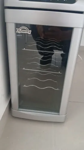 Adega refrigerada para vinhos