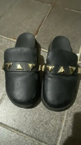 Chinelo Preto Feminino com Detalhe Dourado