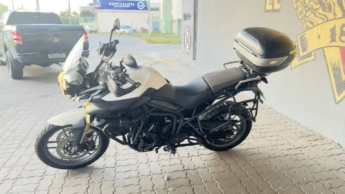 Vendo ou troco por carro esta lindissima Triumph Tiger 800 2014/2015 toda revisada.