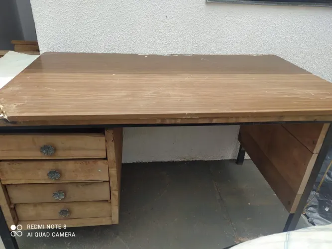 Escrivaninha de madeira com gavetas - resistente e espaçosa