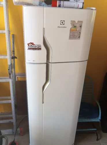 Geladeira Eletrolux (precisa repor gás) menor preço favor n insistir.
