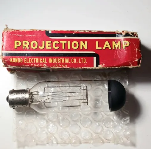 Lâmpada antiga japonesa Kondo Eletrical Co., LTD., para projetores de filmes e slides.