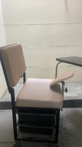 Cadeira de manicure e carrinho de esmalte