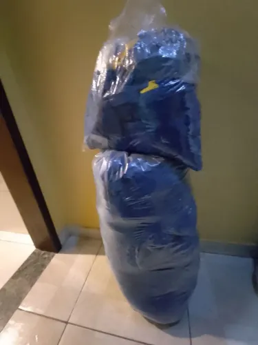 Bons retalhos para artesanatos e linhas de costuras de overlok