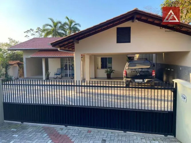 Casa com 3 dormitórios, sendo 2 suítes à venda, 280 m² por R$ 1.400.000 - Centro - Pomerod