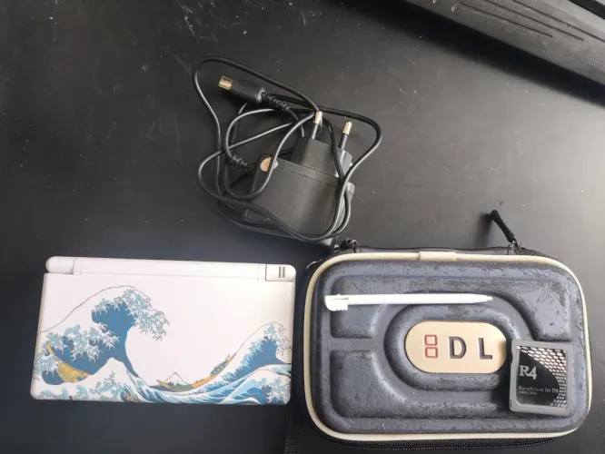 NINTENDO DS LITE CUSTOM + R4(Troco em 3ds/2ds com volta)