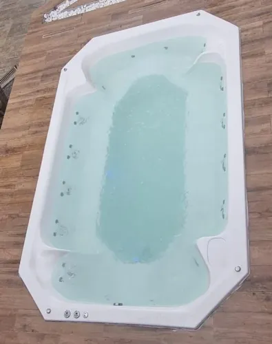 Banheira SPA, completa, Aquecida e instalada para até 12 pessoas