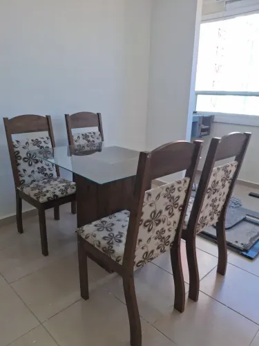 Vendo mesa com 4 cadeiras