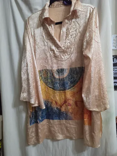 Túnica pintada de cetim amarelo dourado GG
