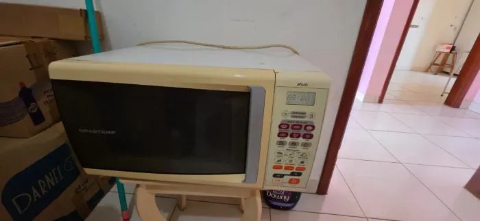 Vendo microndas usado Brastemp Ative, 30 litros, funcionando normal. Precisa de limpeza