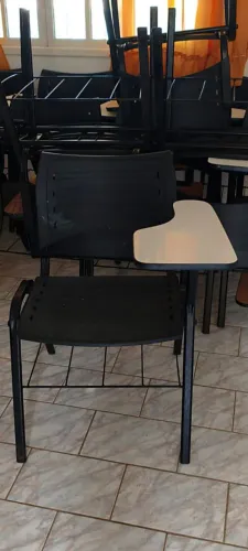 Vendo cadeiras de estudante novas.