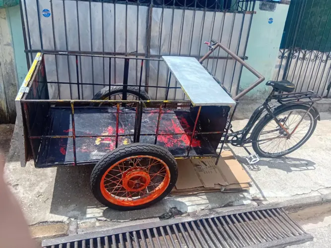 Vendo um um carrinho adaptado para vendas de produtos, lanches etc..